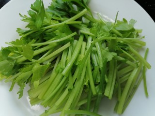 芹菜拌腐竹,将芹菜切成均匀的段状