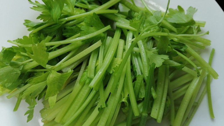 芹菜拌腐竹,将芹菜切成均匀的段状