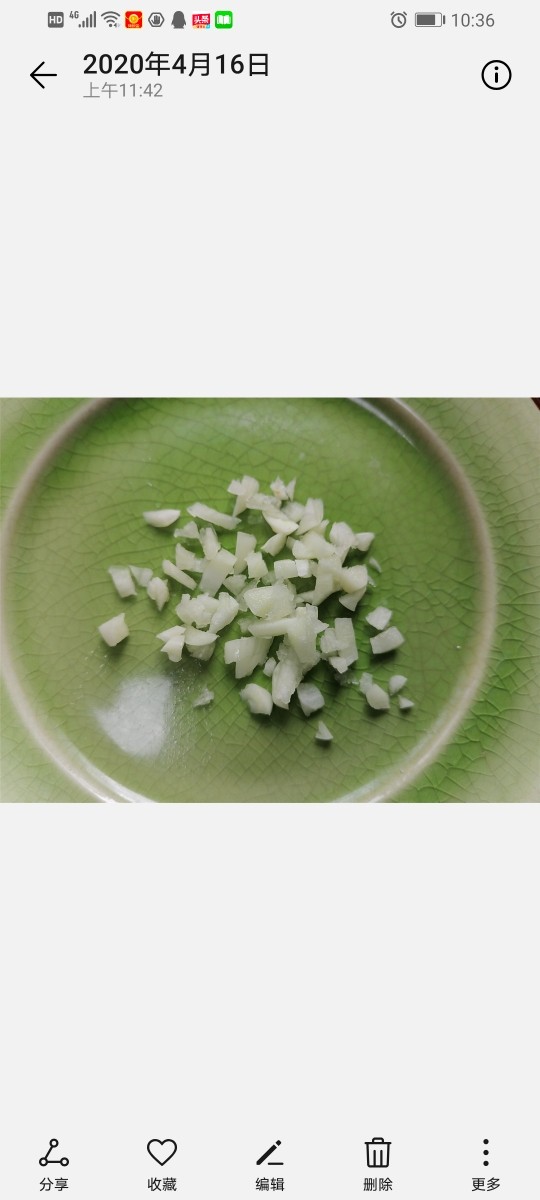 芹菜拌腐竹,大蒜头剁成蒜末