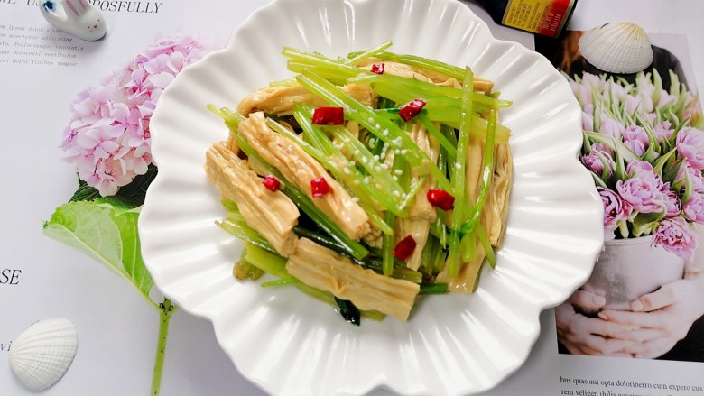 芹菜拌腐竹,拍上成品图，一道清爽又美味的芹菜拌腐竹就完成了。