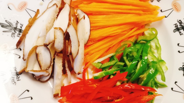 卷心菜炒粉丝,香菇，青红椒，胡萝卜洗净切丝备用