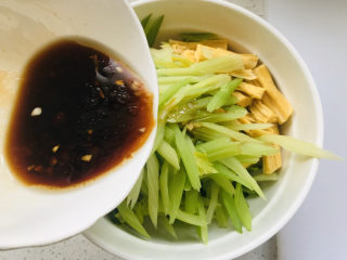 芹菜拌腐竹,将料汁搅匀倒入备好的菜里；
