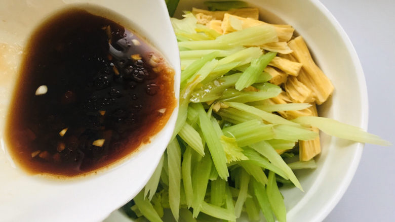 芹菜拌腐竹,将料汁搅匀倒入备好的菜里；