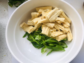 芹菜拌腐竹,将青椒和腐竹放进大碗里备用；