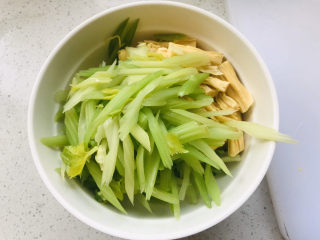芹菜拌腐竹,捞出放入大碗中；