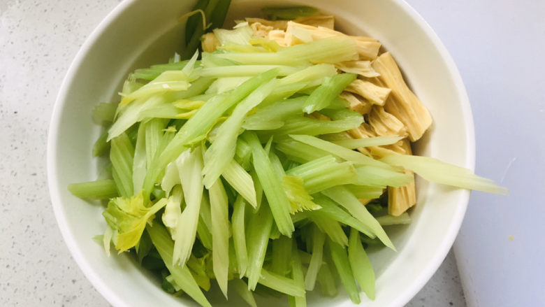 芹菜拌腐竹,捞出放入大碗中；