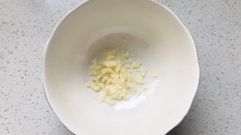 芹菜拌腐竹,准备浇汁，蒜末放入小碗中；