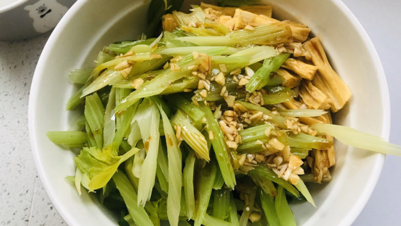芹菜拌腐竹,将食材和料汁拌匀；