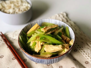 芹菜拌腐竹,一道爽口保健小凉菜就做好了，促进消化，有助健康。