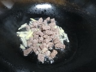 芹菜炒木耳,倒入牛肉一起翻炒。