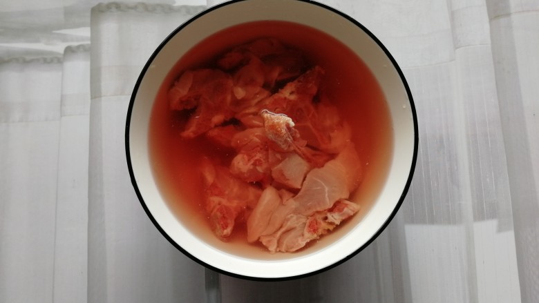 红枣枸杞骨头汤,买来的骨头用刀砍小，用冷水泡2—3个小时