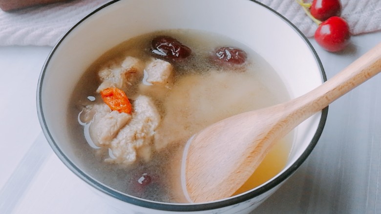 红枣枸杞骨头汤,炖熟前几分钟加上适量盐，这样一锅新鲜的骨头汤就出锅了~