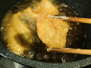 糖醋龙利鱼,炸金黄，夹起来，先放碗里；
