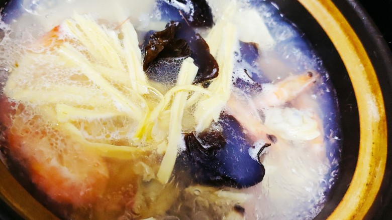 花蛤豆腐汤,最后倒入腐竹和木耳，小火慢炖