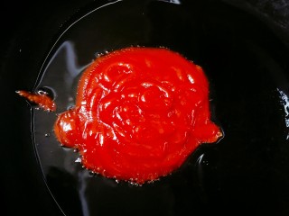 糖醋龙利鱼,油热后加入番茄酱