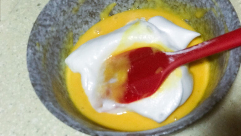 浅湘食光&可可草莓慕斯蛋糕,打发好的蛋白分三次拌入蛋黄液