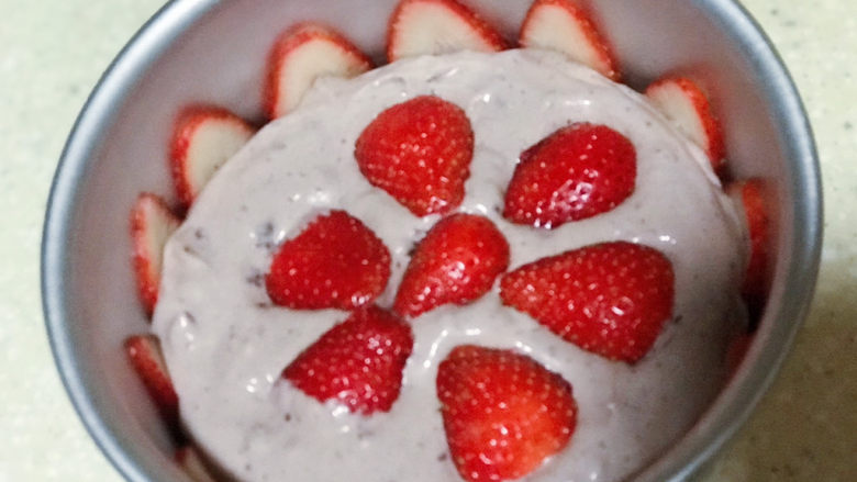 浅湘食光&可可草莓慕斯蛋糕,蛋糕底上加慕斯液，放草莓🍓