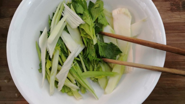 芹菜炒木耳,用筷子搅拌均匀，腌制15分钟