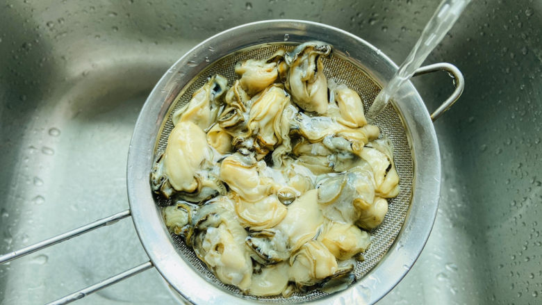 牡蛎炒蛋,将牡蛎反复用水冲洗干净