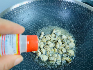 牡蛎炒蛋,加入少许白胡椒粉