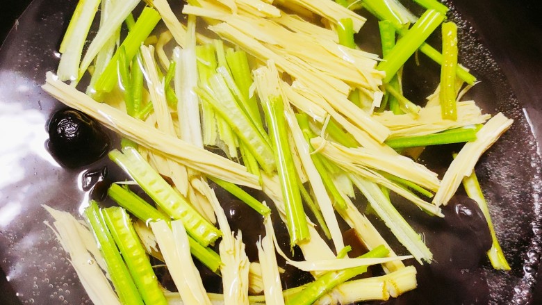 芹菜拌腐竹,热水下锅