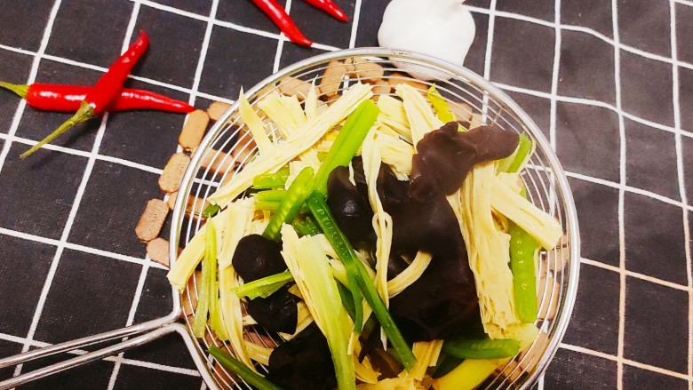 芹菜拌腐竹,煮熟后捞起沥水备用