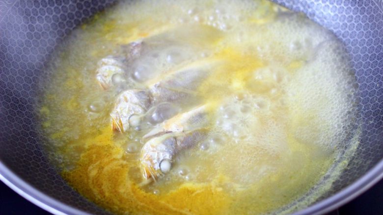 酱焖黄花鱼,大火烧开转中火炖煮至锅中汤汁浓稠的时候。