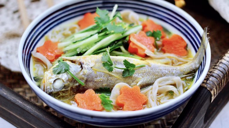 酱焖黄花鱼,上面撒上黄瓜丝和胡萝卜片，再放上炖煮好的黄花鱼，撒上香菜段即可享用吧。