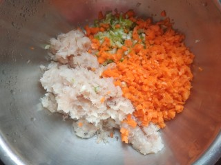 鳕鱼饼,把鳕鱼泥，胡萝卜，葱放入盆中
