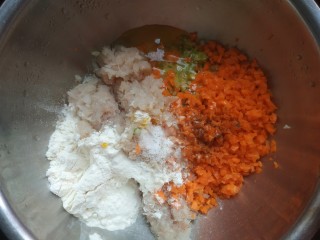 鳕鱼饼,加入适量胡椒粉，加入一个鸡蛋的蛋清