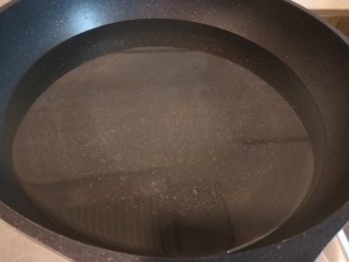 芹菜拌腐竹,烧开水。