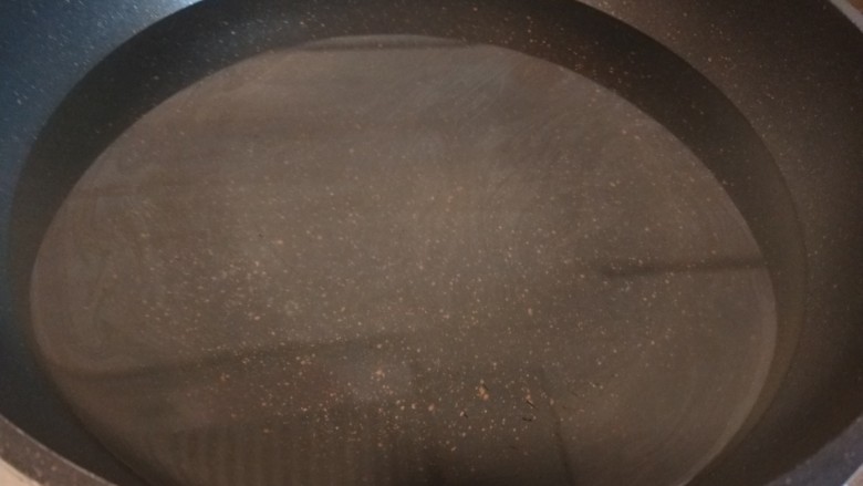 芹菜拌腐竹,烧开水。