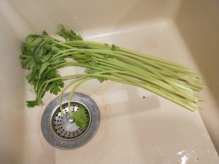 芹菜拌腐竹,香芹一把洗干净。