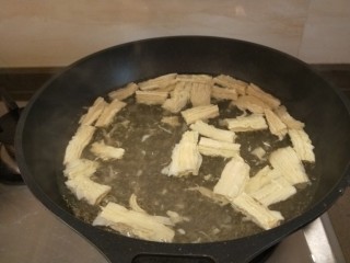 芹菜拌腐竹,开锅放腐竹。