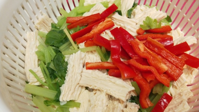 芹菜拌腐竹,放入红美椒。