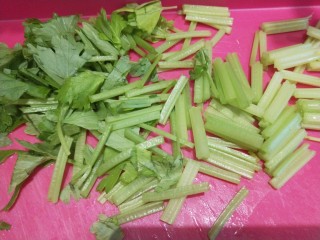 芹菜拌腐竹,切成小段。