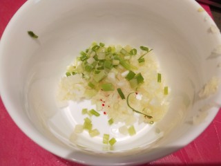 芹菜拌腐竹,放入碗中，加入香葱。