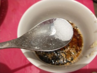 芹菜拌腐竹,加入适量盐。