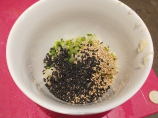 芹菜拌腐竹,倒入黑白熟芝麻。