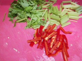 芹菜拌腐竹,红美人椒切条。