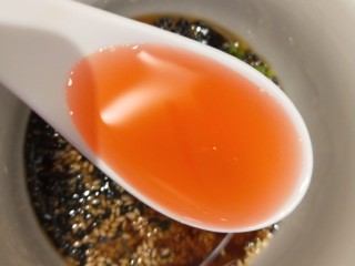 芹菜拌腐竹,一勺葡萄醋。