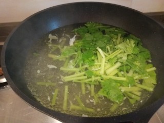 芹菜拌腐竹,放入芹菜焯一下马上捞出来。