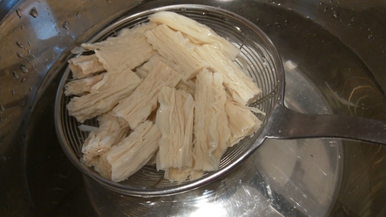 芹菜拌腐竹,煮软捞出来。