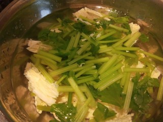 芹菜拌腐竹,倒入冷水。
