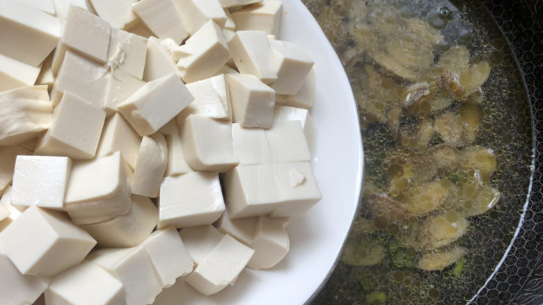 花蛤豆腐汤,锅开后加入豆腐块煮3-4分钟