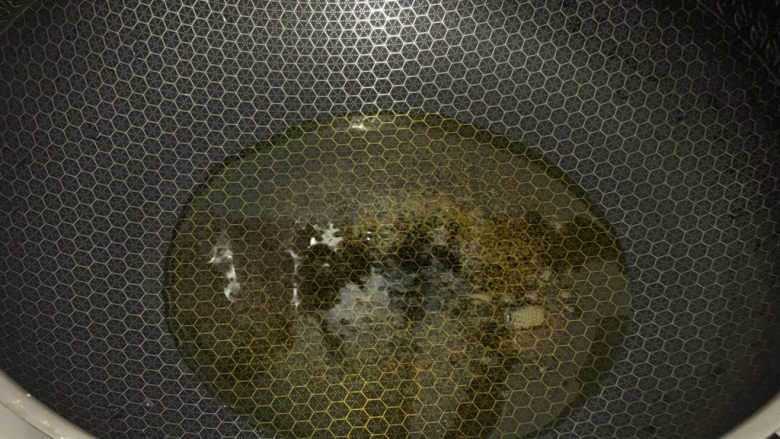 花蛤粉丝,锅中倒入少许油烧热
