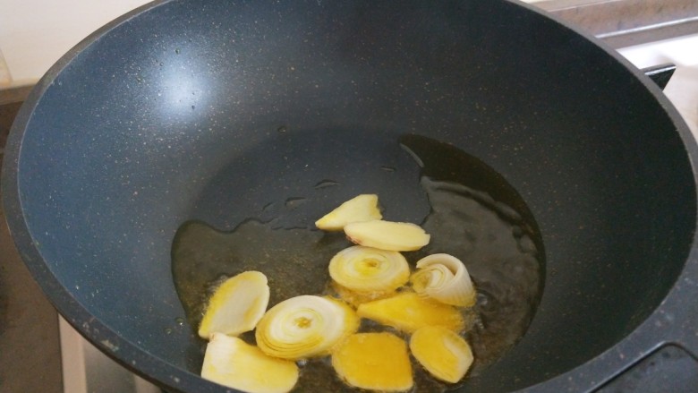 麻辣水煮肉片,锅中放入适量油烧热炒香葱姜蒜。