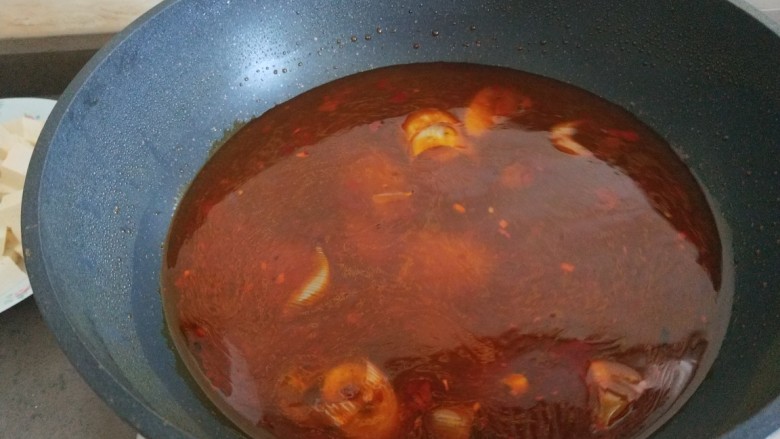 麻辣水煮肉片,倒入适量水烧开。