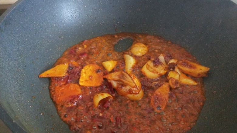 麻辣水煮肉片,炒出红油。