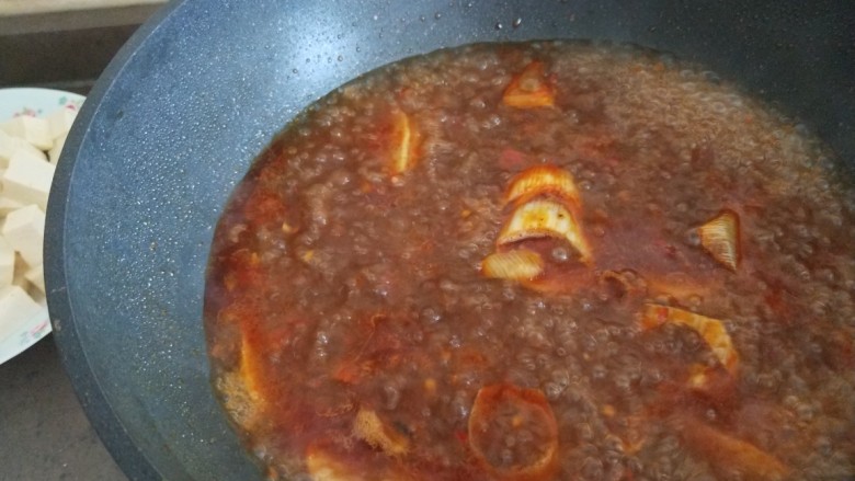 麻辣水煮肉片,锅开后放肉片。